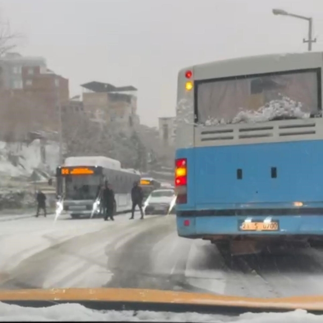 Diyarbakır'da kar bastırdı, şehir içi halk otobüsleri yollarda kaldı
