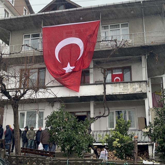 Yalova'da şehit olan polis memurunun Düzce'deki baba ocağına acı haber ulaş...