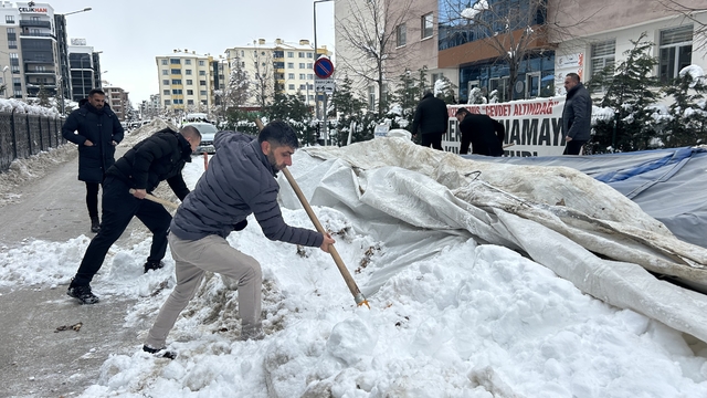 Van'da işten çıkarılan işçilerin eylem çadırı kar yağışı nedeniyle çöktü