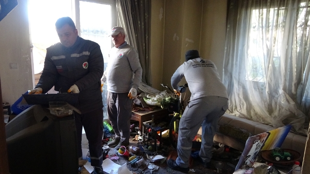 Bakımevine yerleştirilen yaşlı adamın evinden 2 kamyon çöp çıktı
Komşuların ağır koku ihbarıyla ortaya çıktı