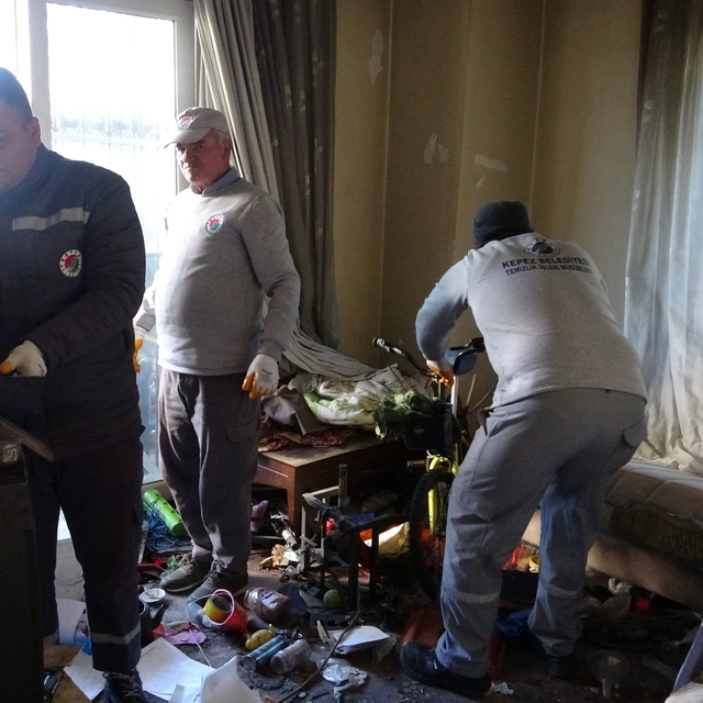 Bakımevine yerleştirilen yaşlı adamın evinden 2 kamyon çöp çıktı
Komşuların...