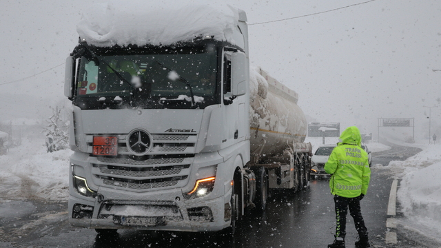 Bolu'da olumsuz hava koşulları nedeniyle eğitime 1 gün daha ara verildi