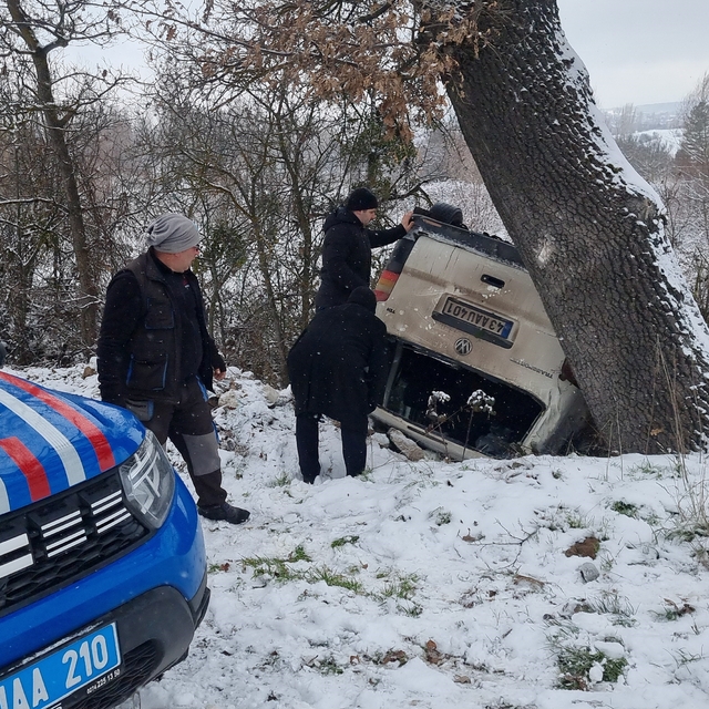 Domaniç'te gizli buzlanma kazaya sebep oldu, minibüs şarampole yuvarlandı