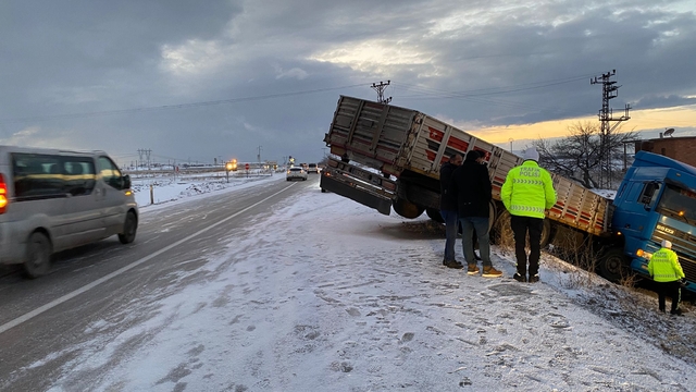 Nevşehir'de TIR şarampole devrildi; kaza kamerada