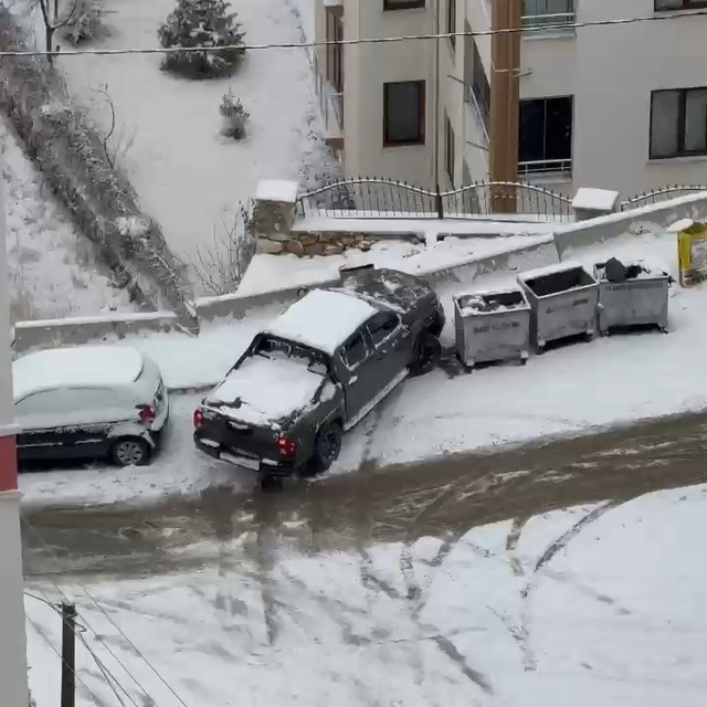 Elazığ'da karda kayan araçlar kameraya yansıdı