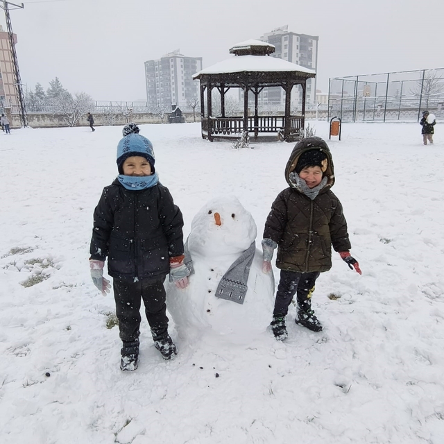 Diyarbakır'da kar sevinci: Çocuklar sokaklara koştu