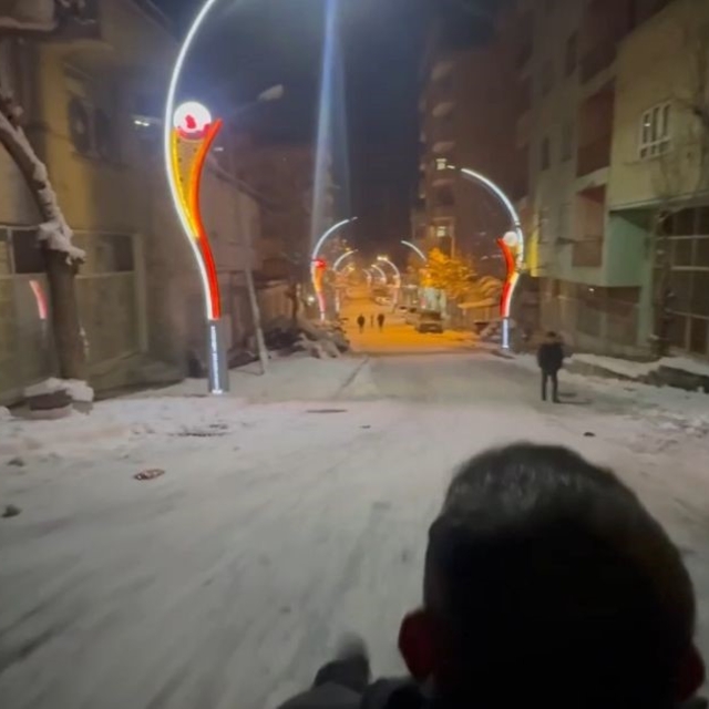 Pervari'de vatandaşlar kar yağışının tadını kayarak çıkardı