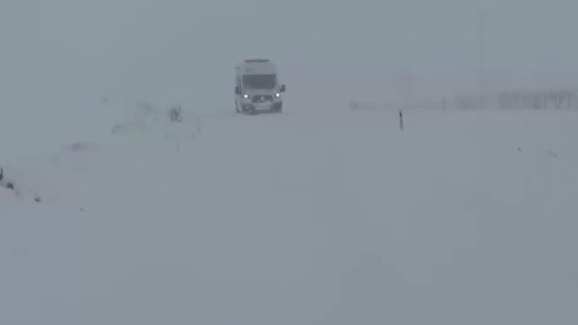 Gercüş'te karda mahsur kalan ambulansa İl Özel İdare ekibi yetişti