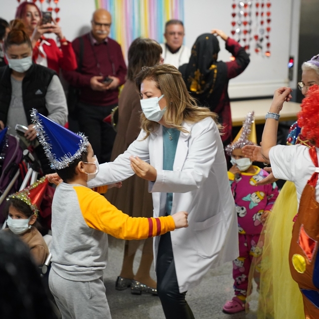 Adana'da onkoloji hastası çocuklara yılbaşı eğlencesi