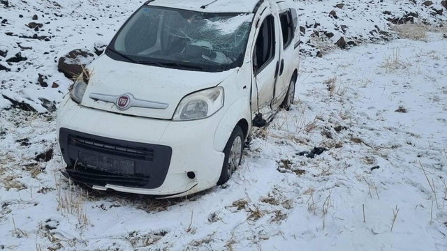 Siverek'te şarampole devrilen hafif ticari araçtaki 2 kişi yaralandı