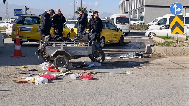 Taksi ile sepetli motosiklet çarpıştı: 2 yaralı