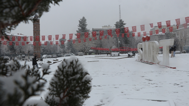Siirt'te kent merkezine mevsimin ilk karı yağdı