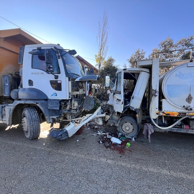 Ödemiş'te kamyon ile çarpışan kamyonetin sürücüsü yaralandı