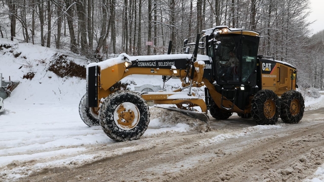 Osmangazi'de karla kapanan yollara anında müdahale
Osmangazi Belediyesi kesintisiz ulaşım için çalışıyor