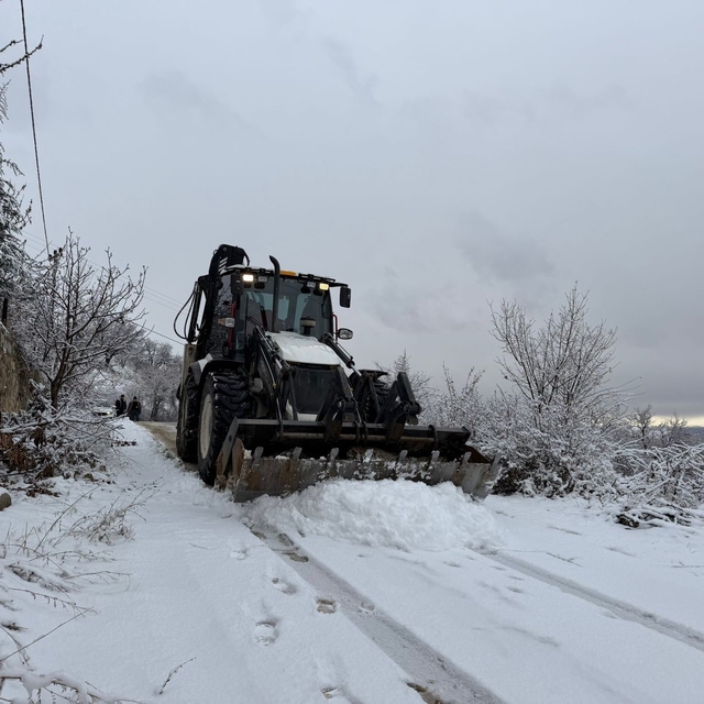 Yeşilyurt Belediyesi karla mücadelede çalışmalarını sürdürüyor