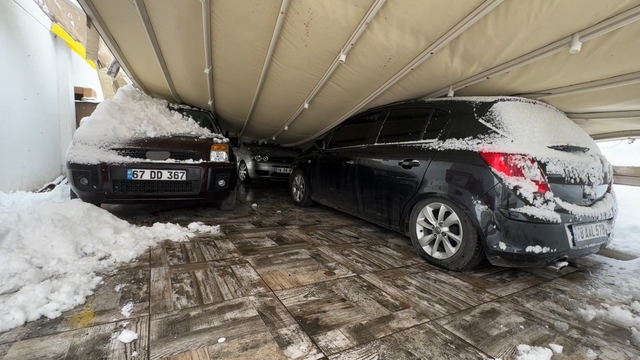 Safranbolu'da kar ağırlığı garajı çökertti: 3 araç zarar gördü