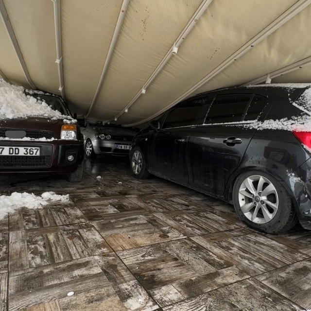 Safranbolu'da kar ağırlığı garajı çökertti: 3 araç zarar gördü
