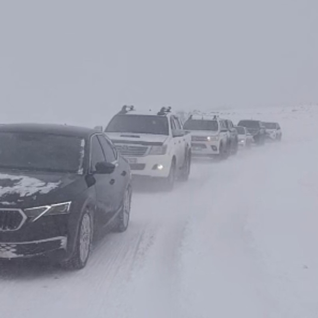 Yüksekova'da tipi ve fırtına nedeniyle 50 araç mahsur kaldı