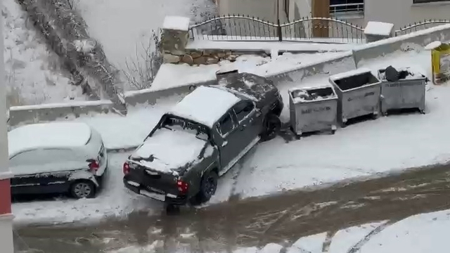 Elazığ'da karda kayan araçlar kameraya yansıdı