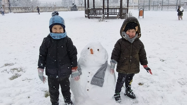 Diyarbakır'da kar sevinci: Çocuklar sokaklara koştu