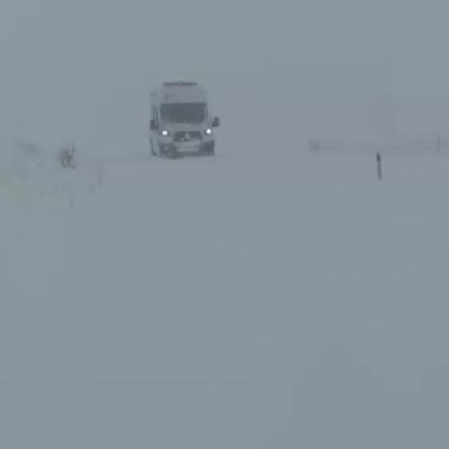 Gercüş'te karda mahsur kalan ambulansa İl Özel İdare ekibi yetişti