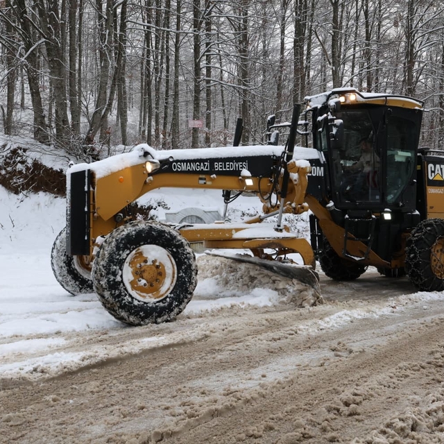 Osmangazi'de karla kapanan yollara anında müdahale
Osmangazi Belediyesi kes...