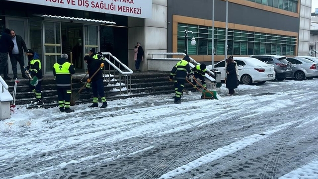 Şehitkamil'de kar ve buzlanmaya karşı kesintisiz mücadele