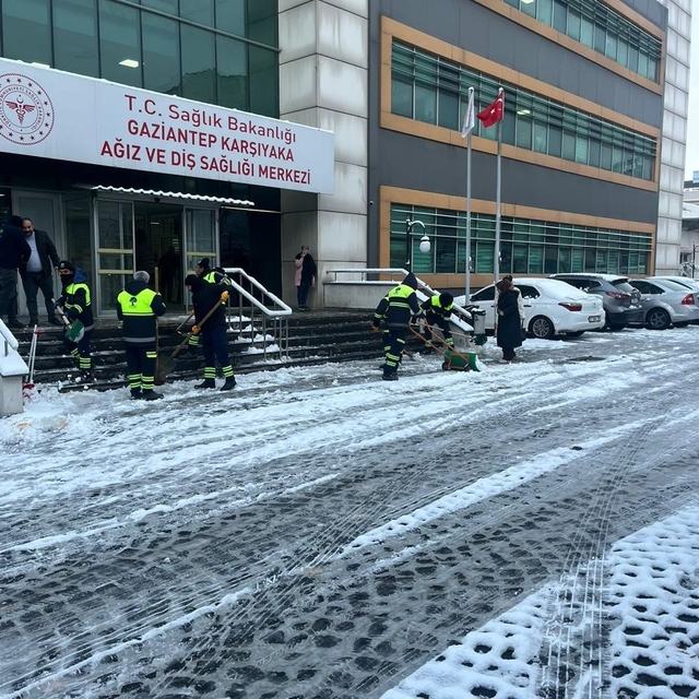 Şehitkamil'de kar ve buzlanmaya karşı kesintisiz mücadele