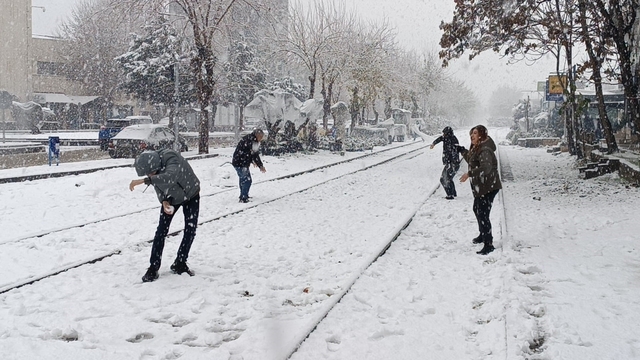 Batman'a uzun yıllar sonra lapa lapa kar yağdı, vatandaşlar sokağa döküldü