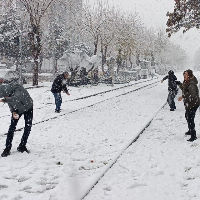 Batman'a uzun yıllar sonra lapa lapa kar yağdı, vatandaşlar sokağa döküldü