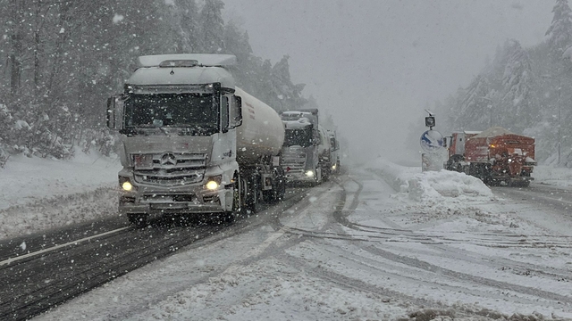 Bolu Dağı geçişinde yoğun kar yağışı ve tipi etkili oluyor