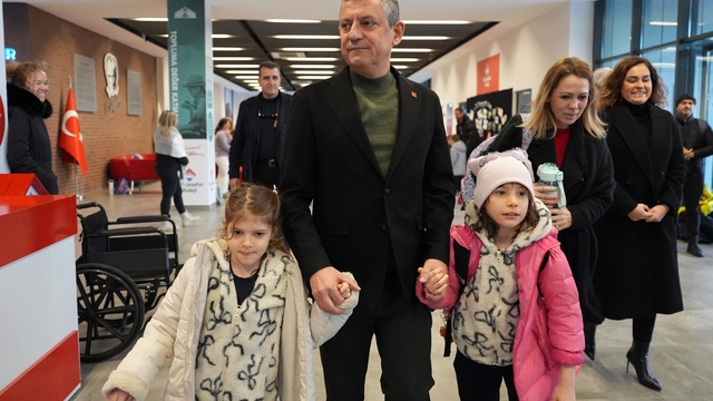 Özgür Özel, Ferdi Zeyrek'in ikiz kızlarını da okula götürdü
CHP Genel Başkanı Özgür Özel, Elif ve Zeynep'i verdiği sözü tutarak okula bıraktı