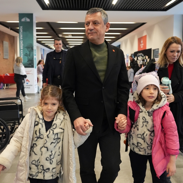 Özgür Özel, Ferdi Zeyrek'in ikiz kızlarını da okula götürdü
CHP Genel Başka...