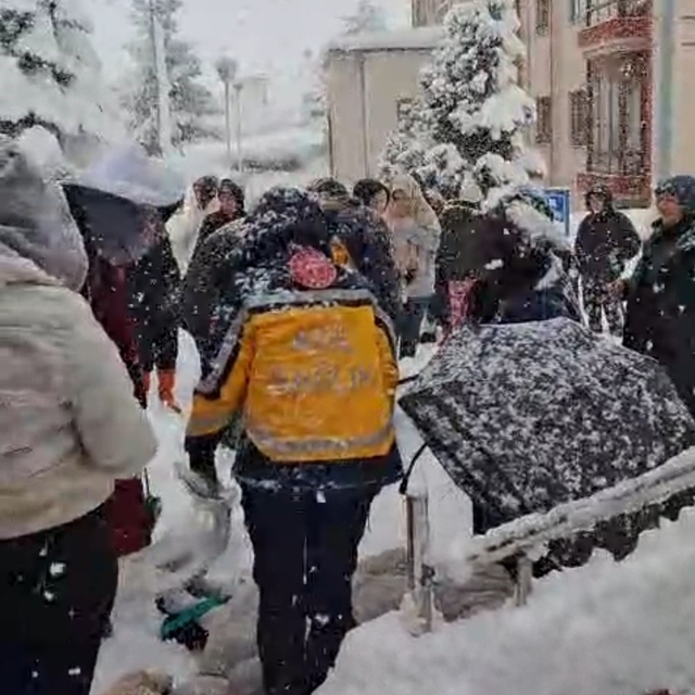 Kar kaplı merdivenden düşen öğrenci yaralandı
