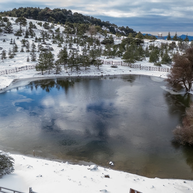 Spil Dağı beyaz gelinliğini giydi
Spil Milli Parkı'nda kartpostallık görünt...