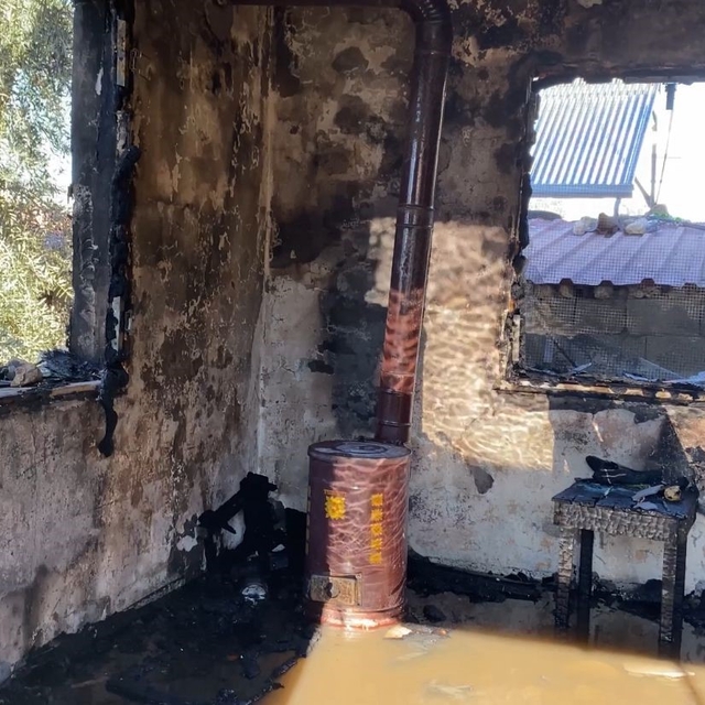 Yangında engelli çocukları bulunan ailenin evi küle döndü