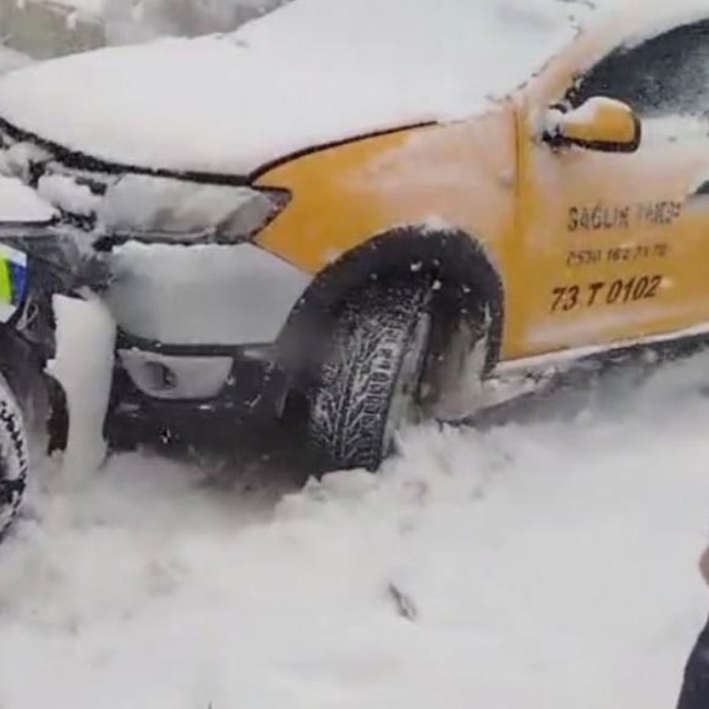 Şırnak'ta yoğun kar ve buzlanma zincirleme kazaya neden oldu