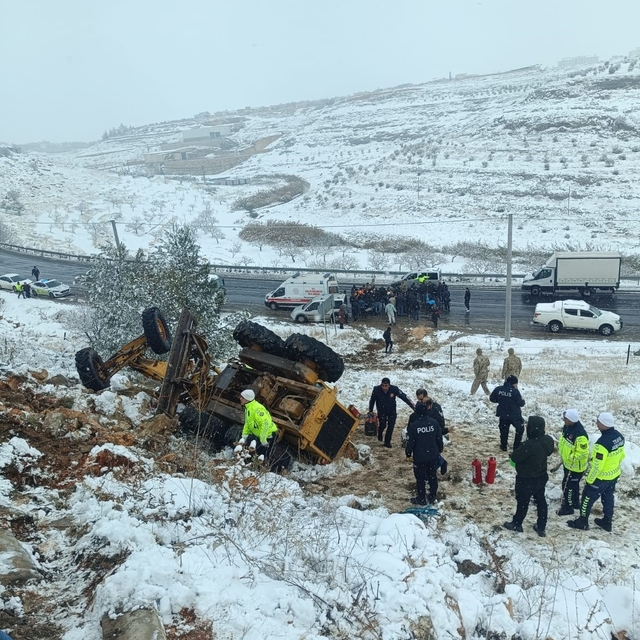 Kar temizliği yapan iş makinesi devrildi: 1 yaralı
