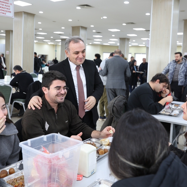 Rektör Prof. Dr. Altun, öğrenciler ile yemek yedi