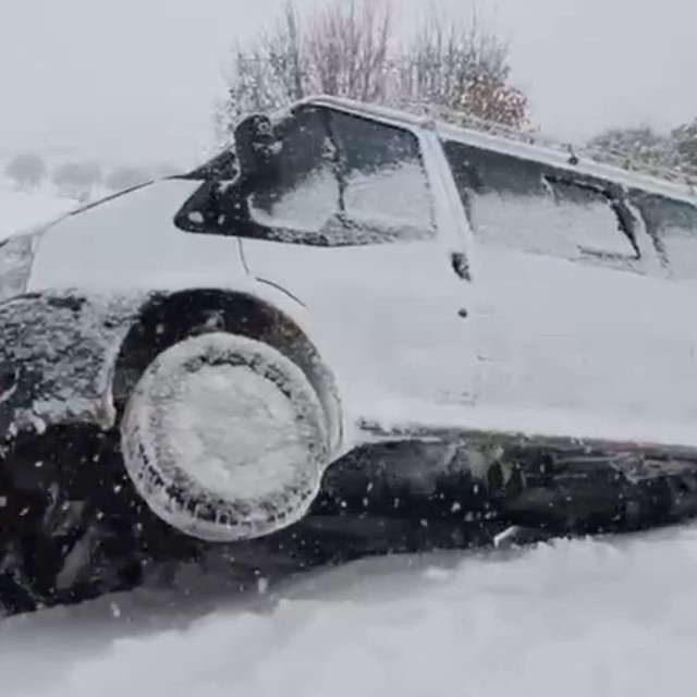 Siirt'te yolda kalan araç ve ambulans kurtarıldı