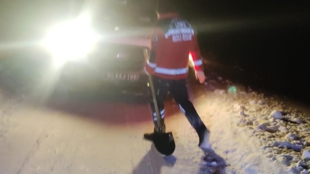 Ağrı'da 2 hasta, kardan kapanan yolların açılmasıyla hastaneye ulaştırıldı