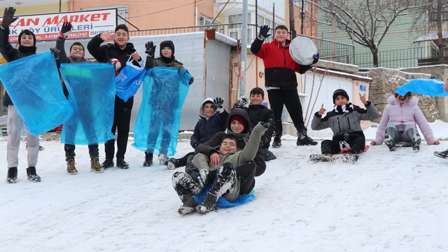 Yozgat'ta çocuklar kar tatilinin keyfini poşet ve tepsilerle kayarak çıkardı