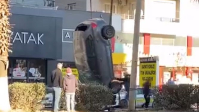 Otomobilin takla atıp ters döndüğü anlar kameraya yansıdı