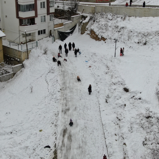 Okullar tatil edildi, çocuklar karda doyasıya eğlendi