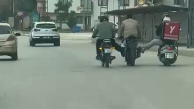 Benzini biten motosikleti ayaklar ile ittiler