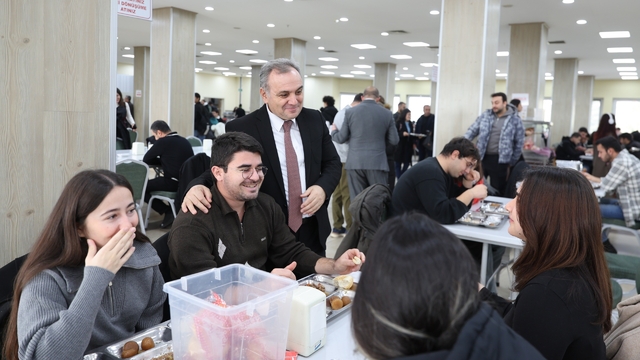 Rektör Prof. Dr. Altun, öğrenciler ile yemek yedi