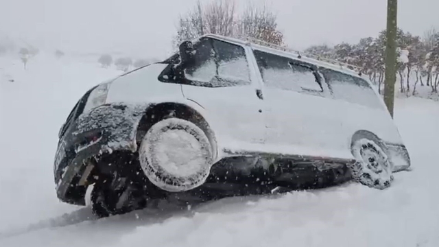 Siirt'te yolda kalan araç ve ambulans kurtarıldı