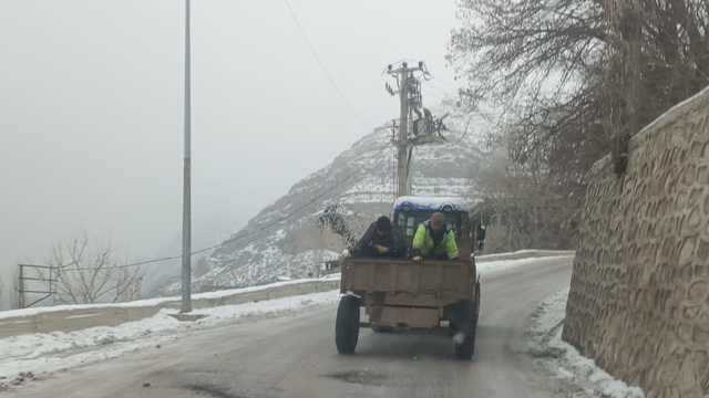 Uludere Belediyesinden buzlanmaya karşı yollarda tuzlama çalışması