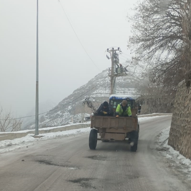 Uludere Belediyesinden buzlanmaya karşı yollarda tuzlama çalışması