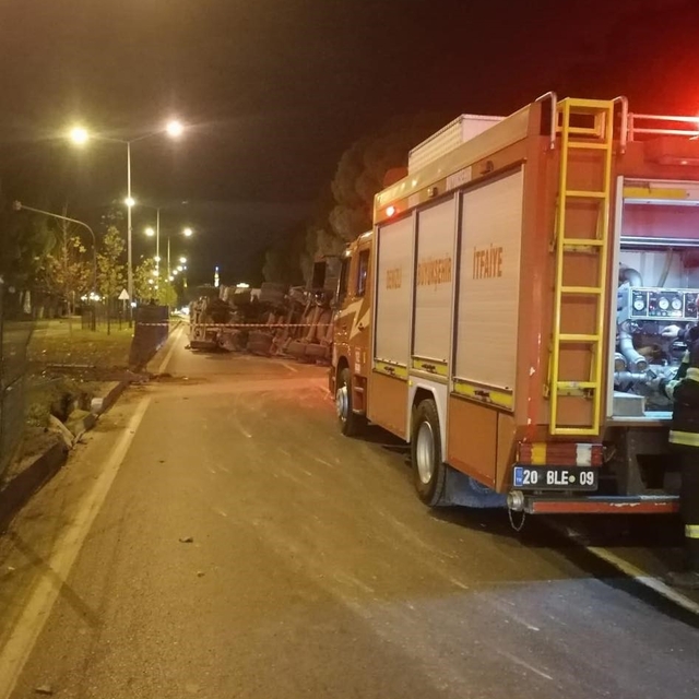 Tır ile otomobilin çarpıştığı kazada tır yan yattı; 2 yaralı